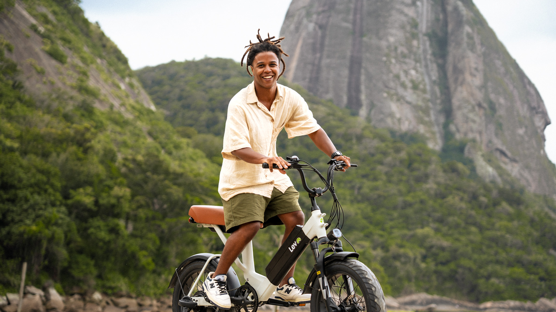 Lev arrive en France